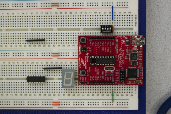 show power from pins 1 and 14 on the Launchpad to the + and - busses